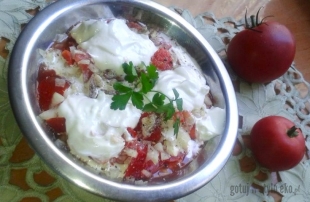 Sałatka pomidorowa pod pierzynką jogurtową