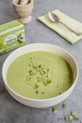 Zupa krem z zielonego groszku z tofu ze szczypiorkiem