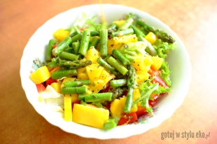Wegańska sałatka ze szparagami i mango