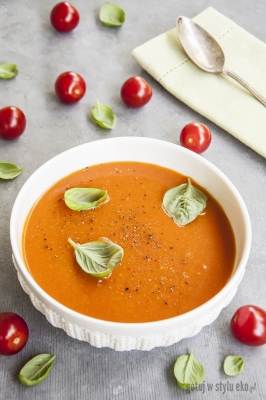 Zupa pomidorowa ze świeżych pomidorów i młodych warzyw