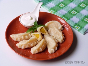 Pierogi z brzoskwiniami