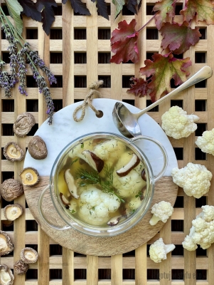 Zupa kalafiorowa z grzybami shiitake 