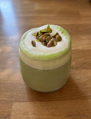 Pistacjowa matcha z bitą śmietaną