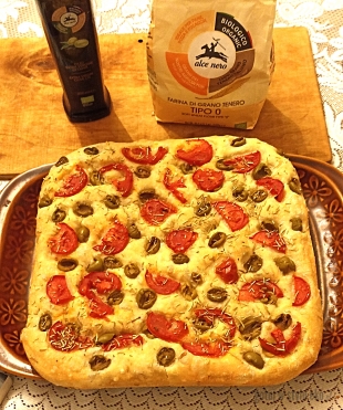 Foccacia z pomidorami i oliwkami