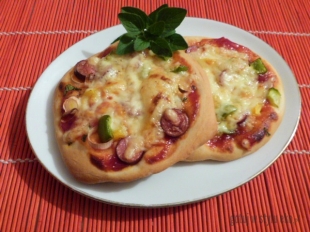 Mini pizzę z kabanosem i papryką