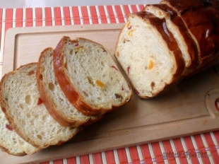 Ciasto drożdżowe z suszonymi owocami