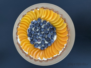 Tarta orkiszowa z kremem waniliowym i owocami