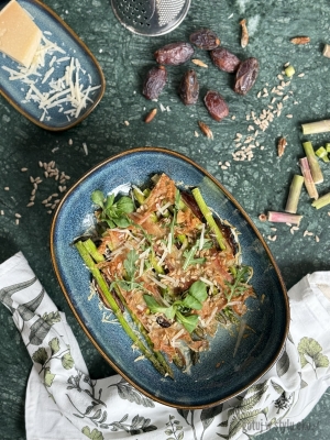 Szparagi na daktylach pod pancettą i parmezanem