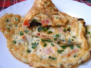 Puszysty omlet z pomidorami i cebulą