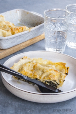 Lazania z mąki 2ab z jarmużem, cukinią i sosem veloute