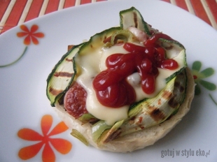 Kanapki z parówką i grillowaną cukinią