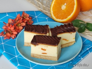 Puszysty sernik z mascarpone i śmietanką