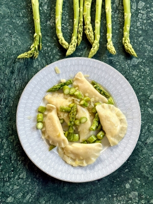Szparagi z pierogami