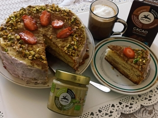 Torcik pistacjowy z truskawkami