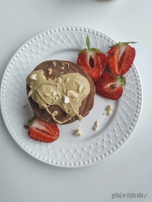 Kakaowe pancakes z kremem pistacjowym