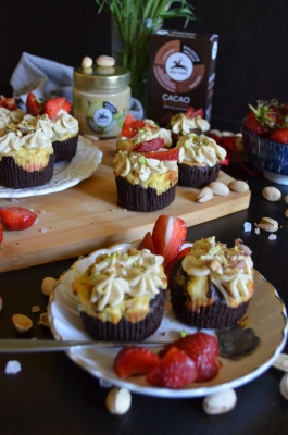 Mini czekoladowe brownie serniczki z kremem pistacjowym