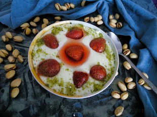 Kasza manna z truskawkami i pistacjami