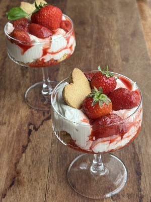 Puchar z mascarpone i truskawkowym musem