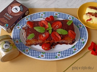 Piankowiec pistacjowy z polewą i truskawkami