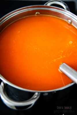 Pikantna przecierana zupa z papryki pomidorów i chili