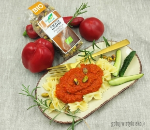 Farfalle z sosem paprykowym i pistacjami