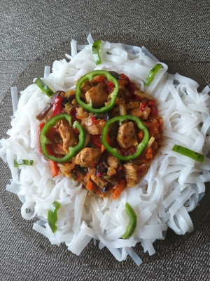 Kurczak z warzywami i makaronem ryżowym