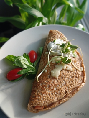 Naleśniki gryczane z łososiem i szpinakiem 