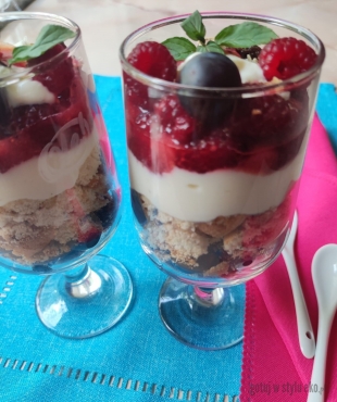 Ekspresowy deser z owocami i serkiem waniliowym