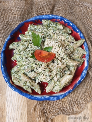 Makaron z sosem serowo-szpinakowym 