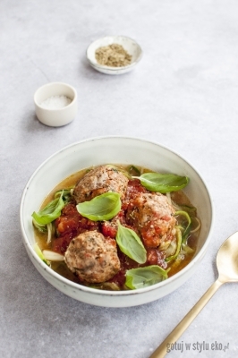 Pulpety z makaronem z cukinii