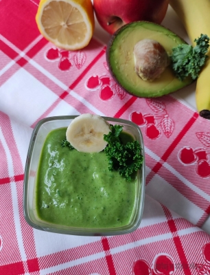 Smoothie z jarmużu, awokado, banana i jabłka
