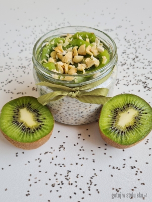Owsianka z nasionami chia i kiwi 