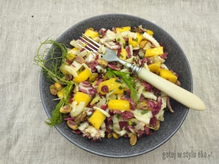 Sałatka z fenkuła, radicchio i mango