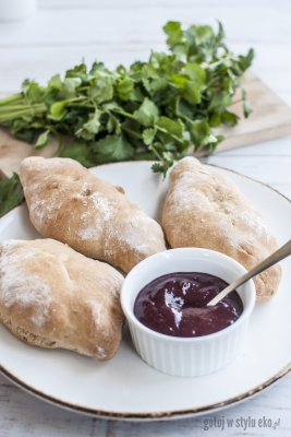 Gruzińskie mini chlebki shoti puri z sosem tkemali