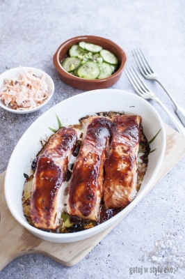 Łosoś w sosie BBQ z surówką