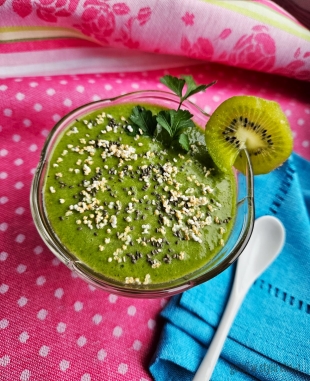 Energetyczny koktajl z kiwi, daktyli i pietruszki