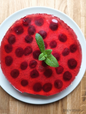 Orzeźwiający sernik z wiśniami i galaretką 