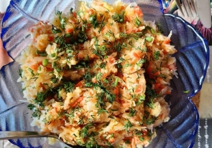 Surówka z kapusty kiszonej z marchewką, jabłkiem oraz koperkiem