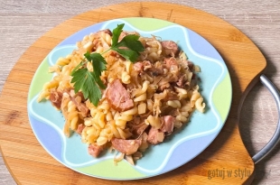 Łazanki z kapusty kiszonej, makaronu świderki i pieczarek