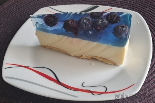 Sernik bez pieczenia z borówką amerykańską i niebieską galaretką