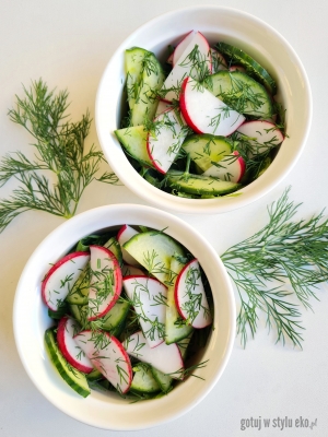 Sałatka z rzodkiewki, ogórka i koperku 