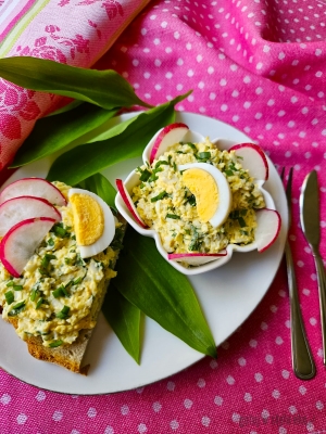 Pasta z jajek, żółtego sera i czosnku niedźwiedziego