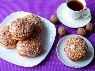 Pączki z makiem i posypką orzechową