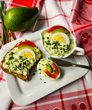 Pyszna pasta z awokado i serka wiejskiego