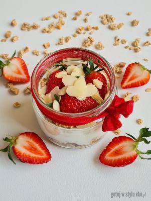 Fit deserek z truskawkami 