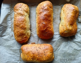 Kiełbasa biała parzona w cieście drożdżowym