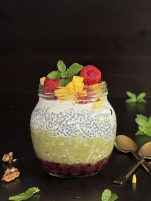 Owsianka matcha latte z chia i owocami 