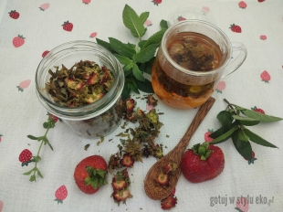 Herbatka z szypułek truskawek (zero waste)